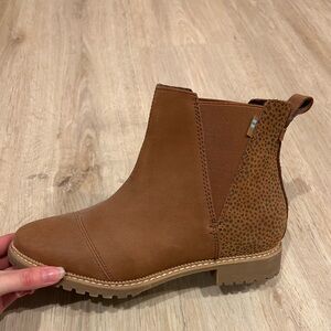 Tom’s, size 6, brown and spotted print ankle bootie.